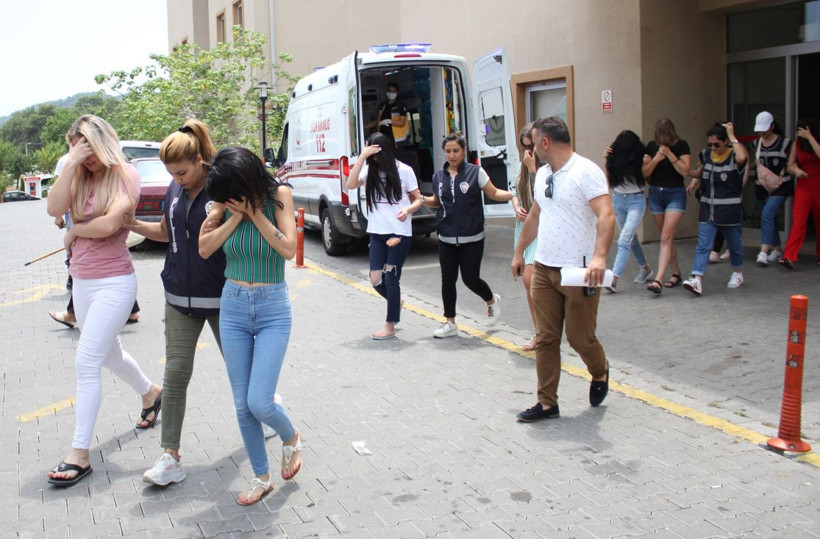 Fuhuş için müşterilere katalog gönderen çete operasyonunda 9 tutuklama - Resim: 2