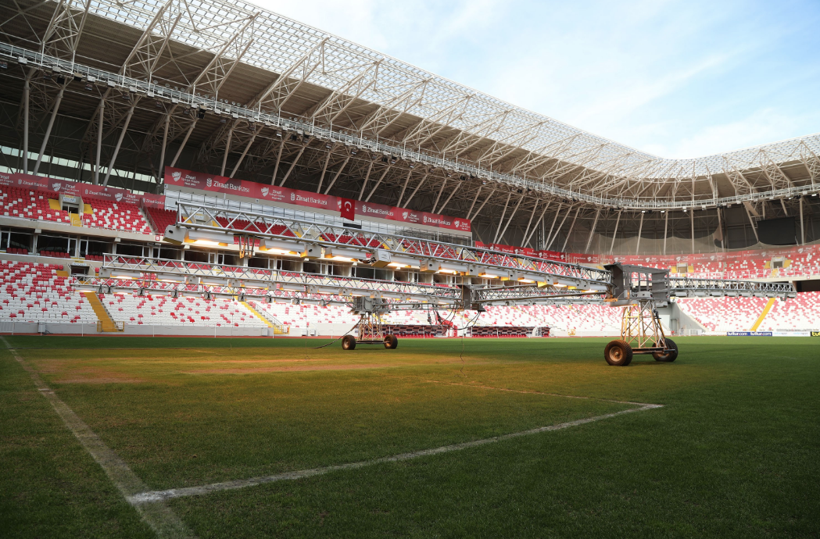 Yeni 4 Eylül Stadyumu çimleri bakıma alındı - Resim: 3