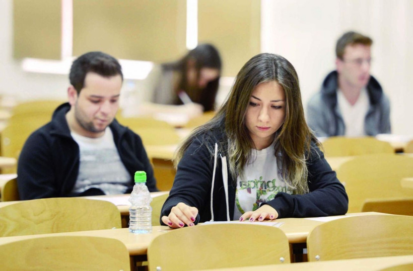 Üniversiteye giriş sınavı YKS maratonu başladı! 3 gün boyunca sınav var! İşte sınav takvimi ve başlama saatleri - Resim: 1