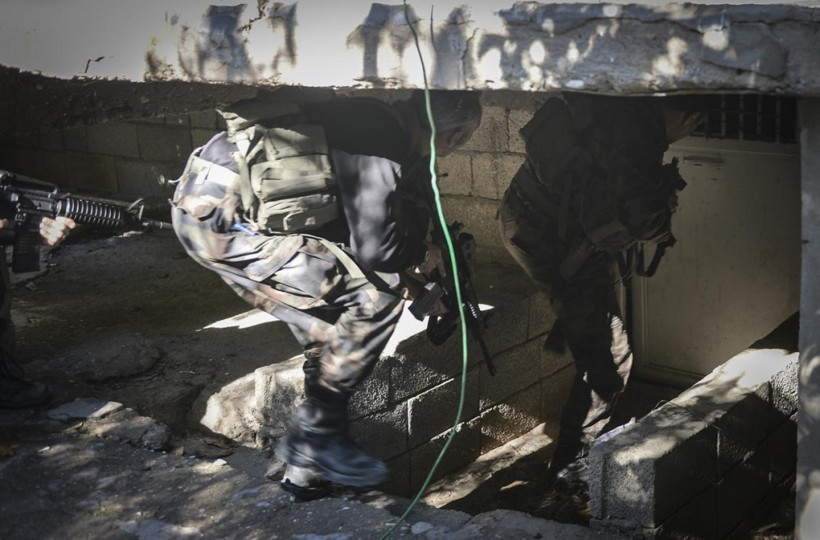 Operasyondan sonra şükür namazı kılan polis - Resim: 1