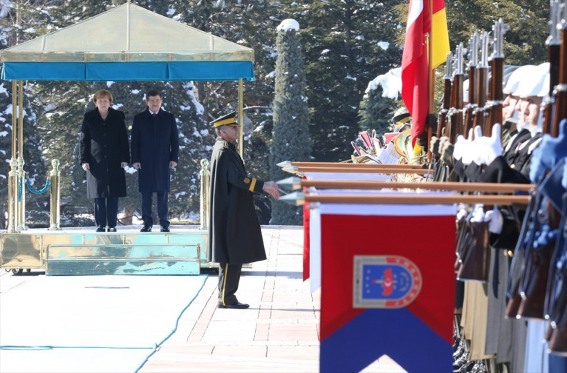 Merkel'i karşılama töreninde ilginç an! - Resim: 3