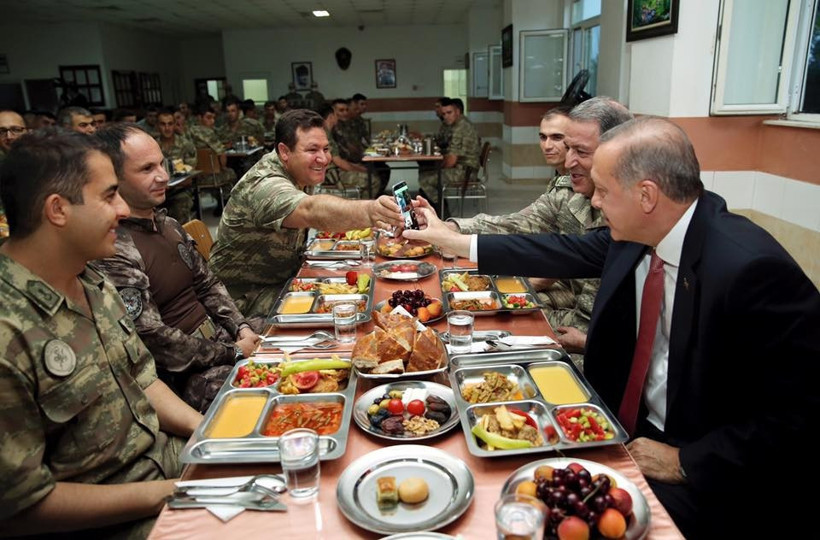 Cumhurbaşkanı Erdoğan, askerle iftar yaptı - Resim: 2