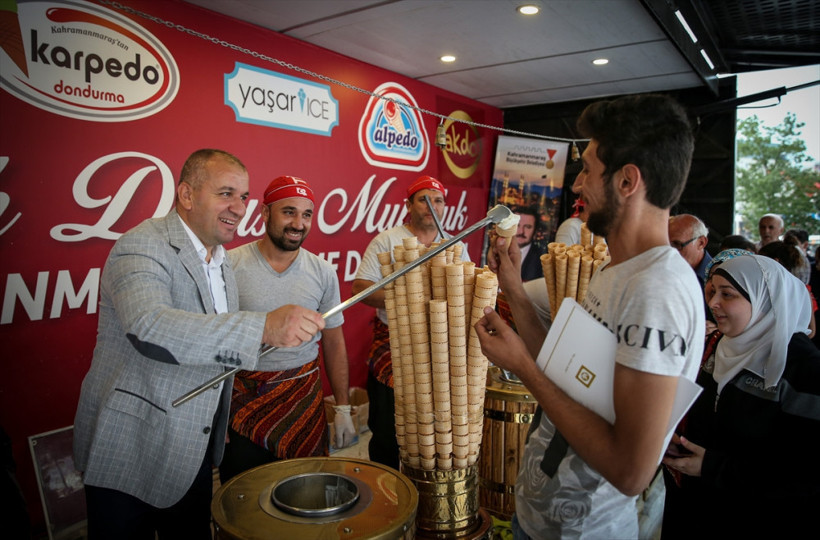 Bir ton dondurmayı ücretsiz dağıttılar - Resim: 3