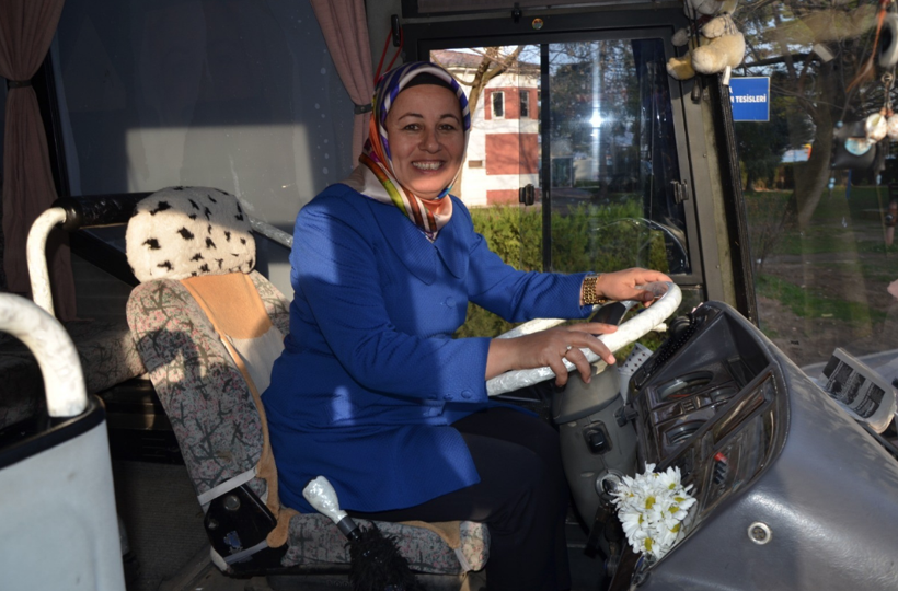 Kadın belediye başkan adayı kendi seçim aracını kendi kullanıyor - Resim: 4