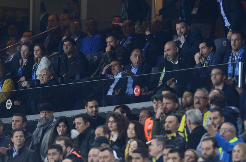 Ali Koç derbinin son anlarında yerinde duramadı! - Resim: 2