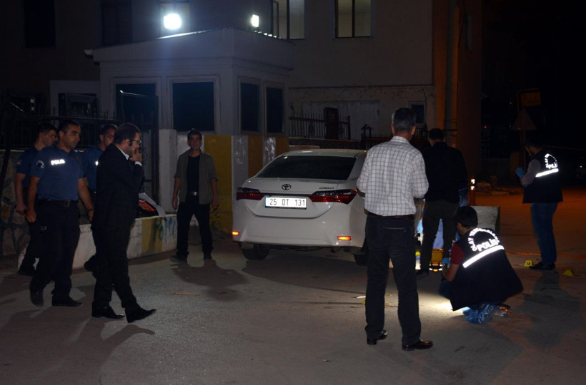 Erzurum Horasan'da polis merkezi önünde korkunç kavga! Ortalık kan gölüne döndü 2 ölü - Resim: 1