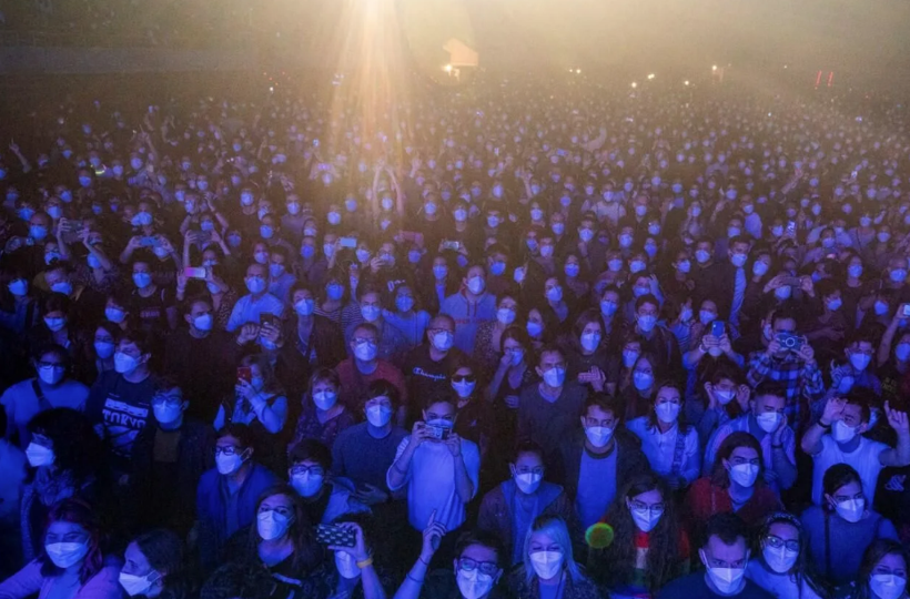 İspanya'da sosyal mesafesiz ilk konser! Tam 5 bin kişi katıldı - Resim: 3