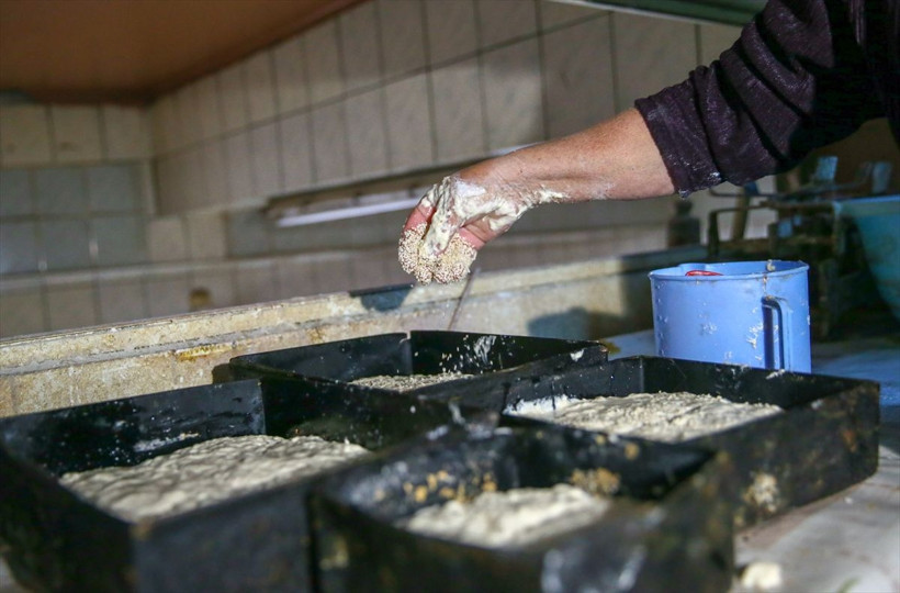 İzmir Tire'de üretiliyor! 1 hafta bayatlamıyor bu ekmeği farklı kılan bakın ne - Resim: 2