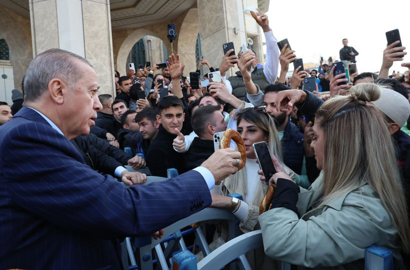 Cumhurbaşkanı Erdoğan, Taksim'de vatandaşlara simit ikram etti - Resim: 1