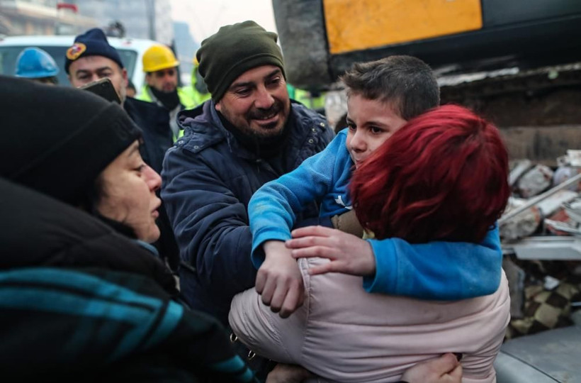 Türkiye yasta! Gözyaşları sel oldu: İşte deprem bölgelerinden yürek yakan fotoğraflar - Resim: 4
