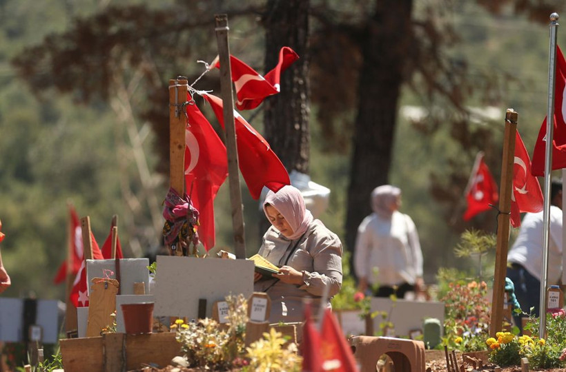 Depremin vurduğu şehirlerde hüzünlü bayram! Dualar edip, gözyaşlarına boğuldular - Resim: 4