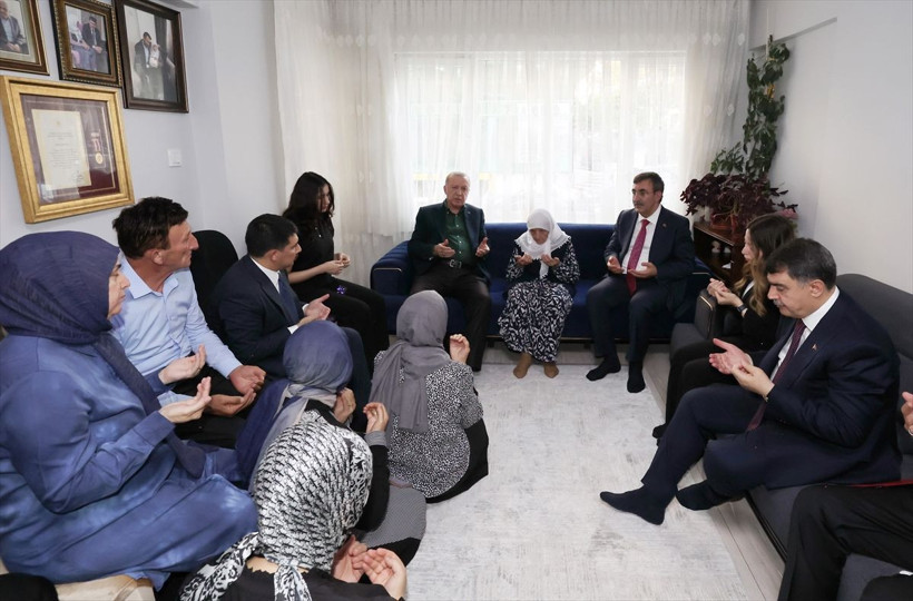 Cumhurbaşkanı Erdoğan, 15 Temmuz'da 3 yakını şehit olan Muzaffer Gülşen'i evinde ziyaret etti - Resim: 2