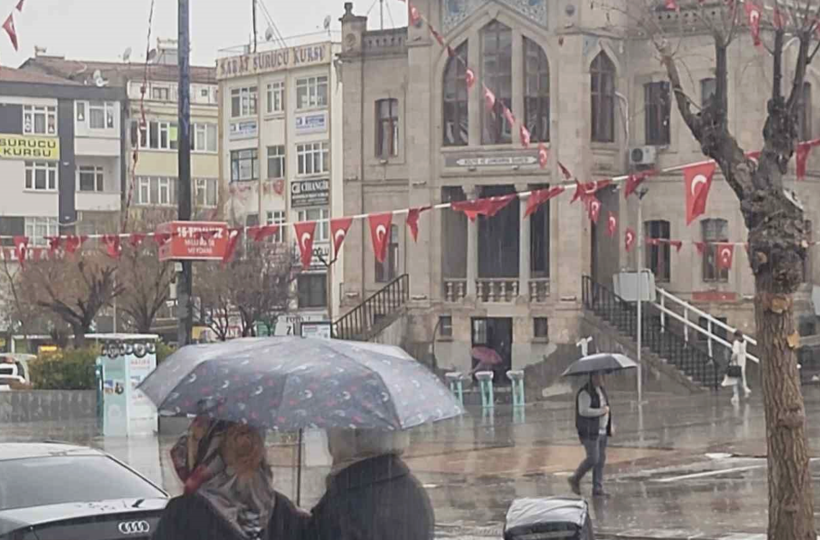 13 kentte sarı kod alarmı! Kuvvetli sağanak ve rüzgar çok fena bastıracak... - Resim: 1