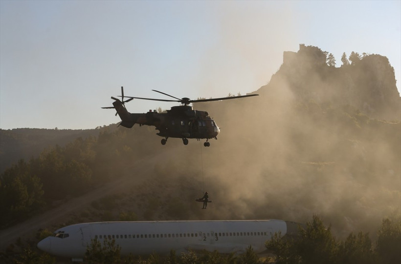 TSK yayınladı! Yolcuyu uçaktan böyle attı! - Resim: 1