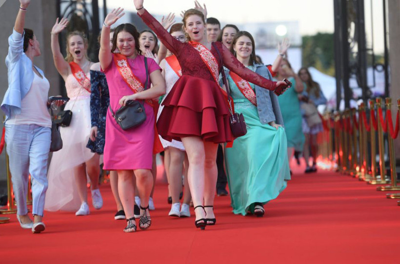 Rus öğrencilerden görkemli veda töreni - Resim: 3