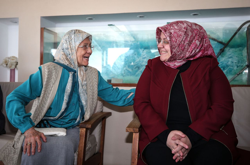 Bakan Selçuk’tan bayramda huzurevi ziyareti - Resim: 2