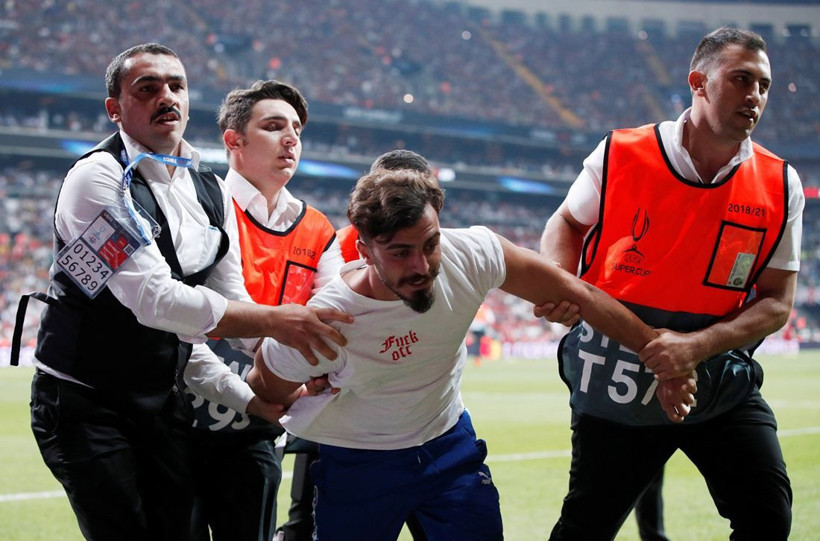 Liverpool-Chelsea maçında saha atlayan YouTuber Ali Abdüsselam Yılmaz kimdir? - Resim: 2