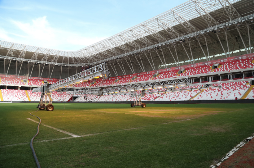 Yeni 4 Eylül Stadyumu çimleri bakıma alındı - Resim: 1