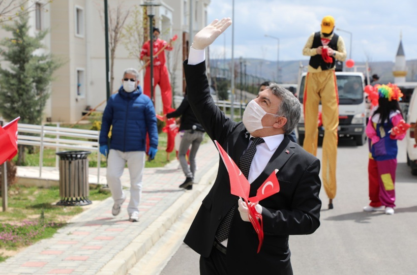 Tahta bacaklılardan, 23 Nisan çocuklarına pencerelerden Türk bayrağı - Resim: 3