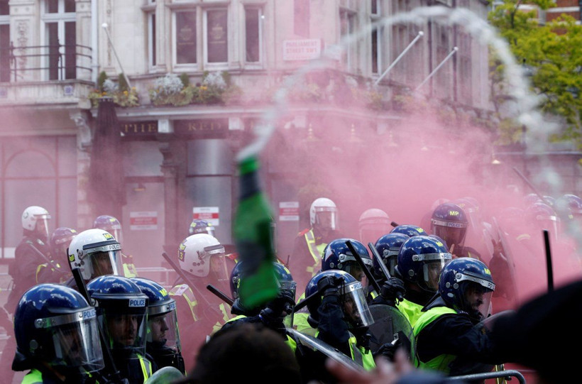 İngiltere'de polisten eylemcilere orantısız şiddet! Dehşete düşüren görüntüler - Resim: 4