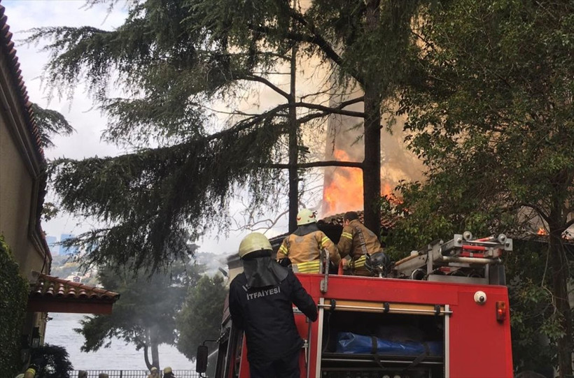 Üsküdar Çengelköy'ün sembolü tarihi Vaniköy Camisi cayır cayır yandı - Resim: 1