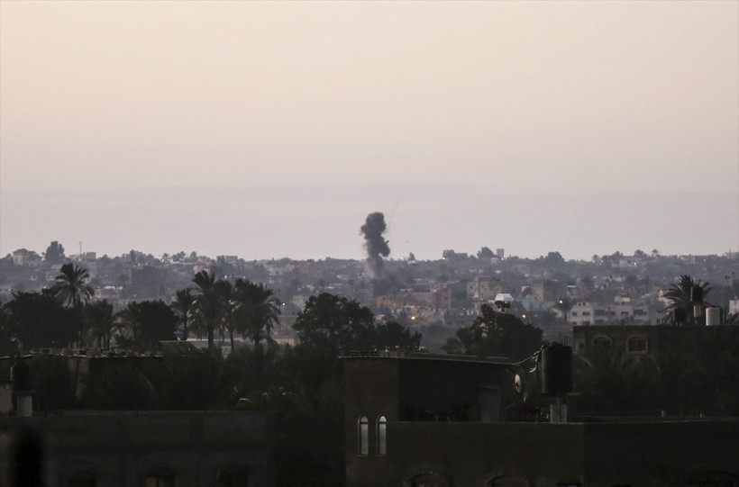 İsrail, Gazze Şeridi'ne hava saldırısı düzenledi! Şehirden dumanlar yükseliyor - Resim: 1