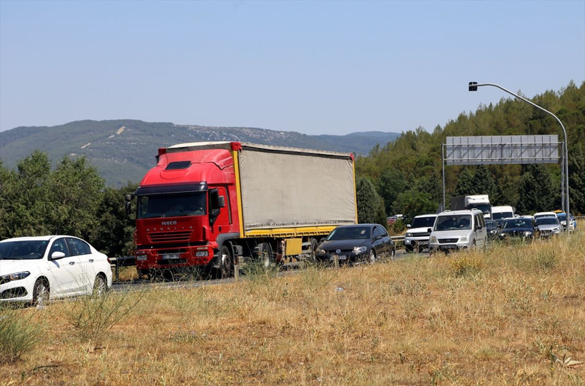 Tatilcilerin dönüş çilesi başladı! Kilometrelerce kuyruk oluştu - Resim: 3