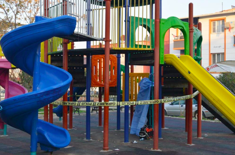Çocuk parkında kan donduran vahşet! Sabah görenlerin dili tutuldu - Resim: 1