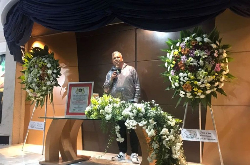 Kendi cenaze törenini düzenleyip bir anda ortaya çıktı! Törende olaylar çıktı - Resim: 1