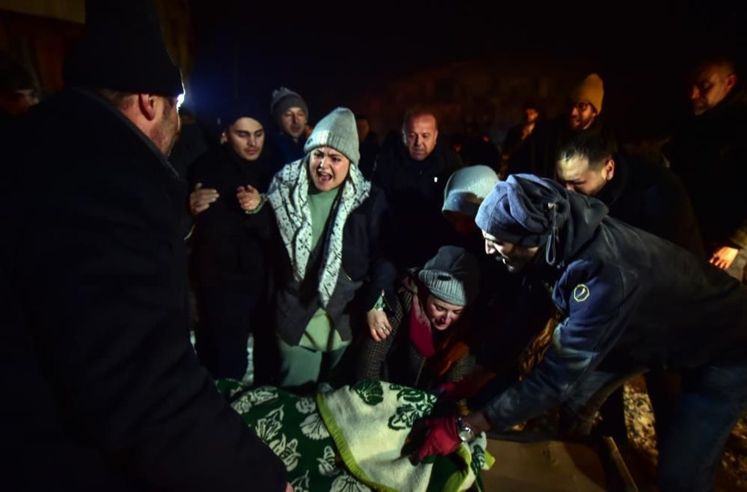 Kahramanmaraş'ta umutlu bekleyiş acı ile son buldu! Sinir krizi geçirdiler, yüzünü açıp son kez öptü - Resim: 3