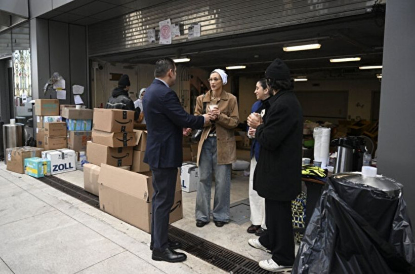 Ünlü model Bella Hadid gönülleri fethetti! Depremzedeler için yardım kutuları hazırladı - Resim: 4