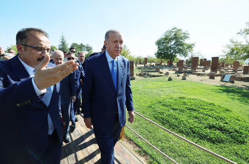 Cumhurbaşkanı Erdoğan, Ahlat'ta Selçuklu mezarlığını ziyaret etti - Resim: 1