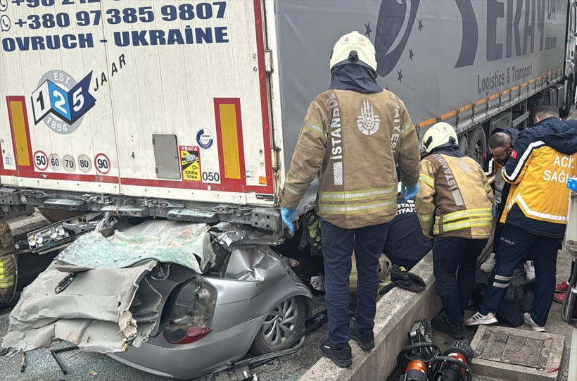 Kuzey Marmara Otoyolu'nda otomobil TIR'ın altına girdi! 4 kişi hayatını kaybetti - Resim: 1