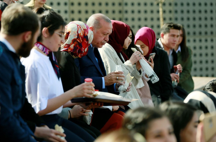 Erdoğan Atakule'de buluştuğu gençlerle program sonrası dürüm yedi - Resim: 3