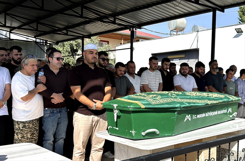 Atilla Taş kızı Sezen'in tabutuna sarılıp gözyaşlarına boğuldu! - Resim: 1