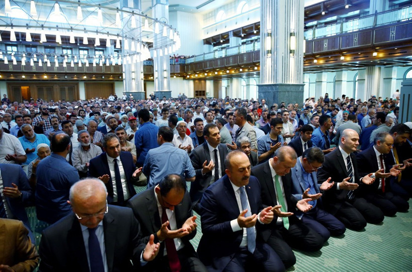 Erdoğan hutbe dinlerken yanına geldi ve... - Resim: 3