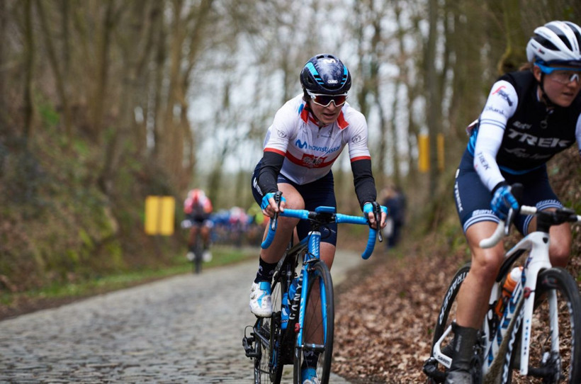 Belçika'da kadın bisikletçiler erkek yarışçıları yakaladı yarış durdu - Resim: 1