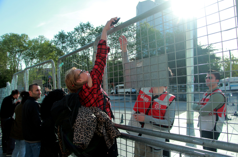 İşe gitmek isteyenlere Taksim’de bariyer engeli! Vatandaşlar isyan etti - Resim: 3