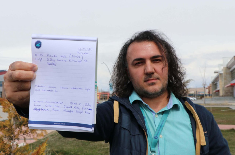 Van'da koronavirüs önlemi görüştüğü kişileri not alıyor - Resim: 1