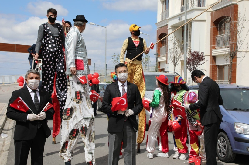 Tahta bacaklılardan, 23 Nisan çocuklarına pencerelerden Türk bayrağı - Resim: 1