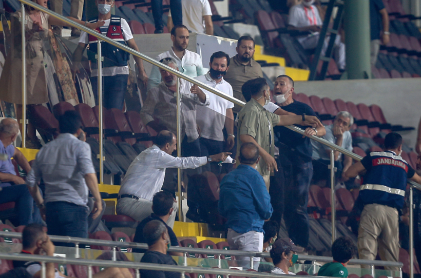 Alanyaspor-Trabzonspor maçı sonu kıyamet koptu Ahmet Ağaoğlu sahaya daldı - Resim: 2