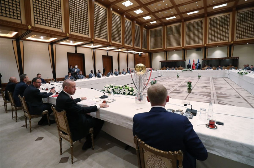 Erdoğan, şampiyon Başakşehir’i kabul etti formaya imzayı attı - Resim: 1