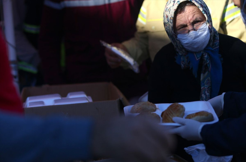 Yaşını duyunca şaşıracaksınız! İzmir depremini duyunca yardıma koştu - Resim: 1