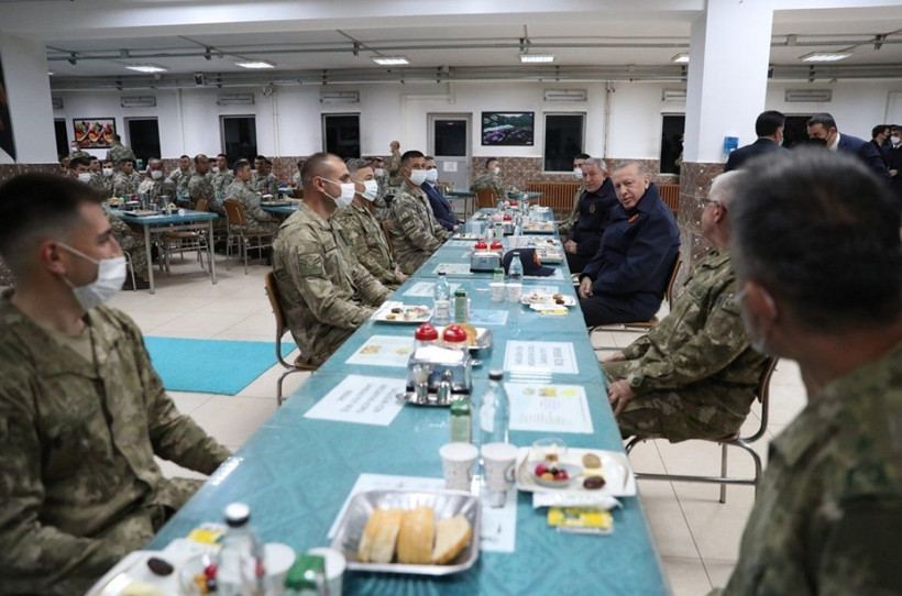 Cumhurbaşkanı Erdoğan Mehmetçikle iftarda buluştu - Resim: 1