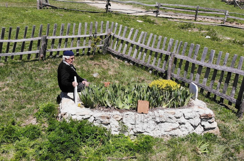 Aşk ve vefanın böylesi! Vefat eden eşini yalnız bırakmamak için köyde tek başına yaşıyor - Resim: 1