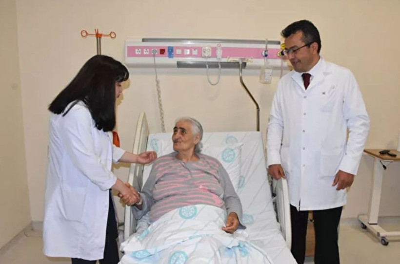 Nefes darlığı şikayetiyle hastaneye giden kadının karnından öyle bir şey çıktı ki! - Resim: 3