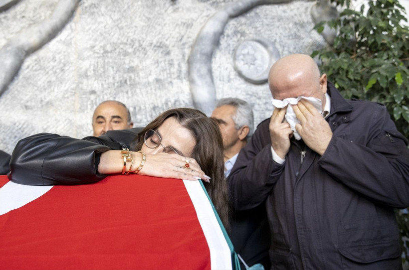 Manken Özge Ulusoy'un babasına resmi tören! Özge Ulusoy'un paylaşımı yürekleri dağladı! - Resim: 1