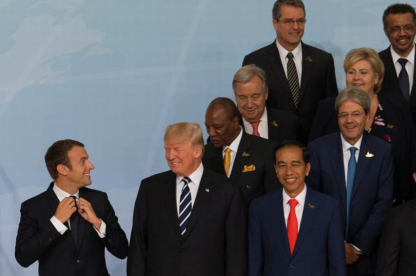 Bu nasıl selamlaşma! Merkel ne yapmaya çalışıyor? - Resim: 2