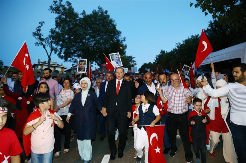 Erdoğan eşi ile yürüyerek geldi gördükleri ile mest oldu - Resim: 3