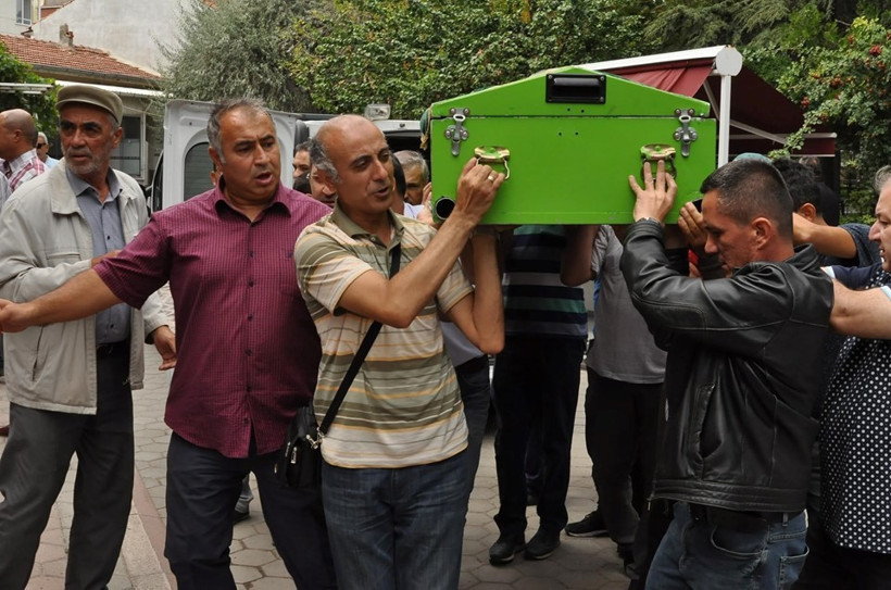 Otel havuzunda boğulan Yiğit gözyaşlarıyla toprağa verildi - Resim: 3